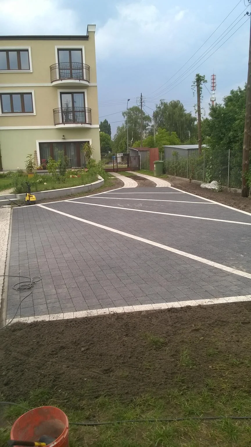 Budowa domu, wykończenie elewacji i kładzenie kostki